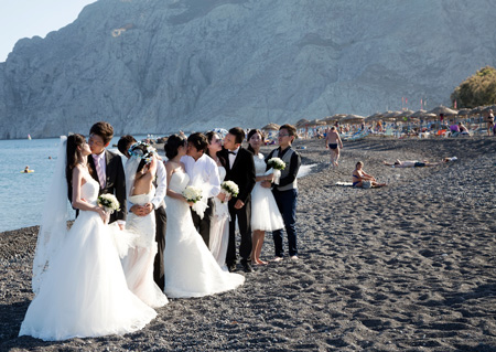 Santorini, Cycladen, Griekenland: trouwen op het strand van Kamari