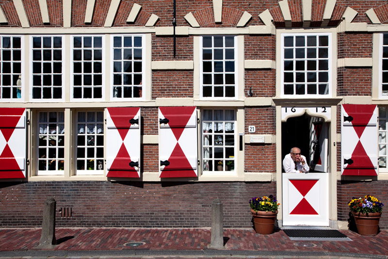 Prachtig oud huis met luiken in Leiden, Nederland