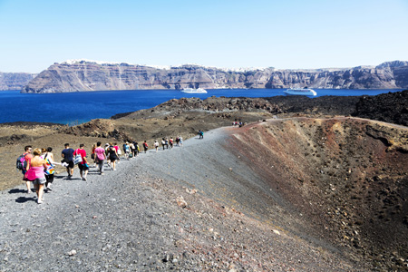 Santorini, Cycladen, Griekenland: wandelen op de vulkaan Neo Kameni