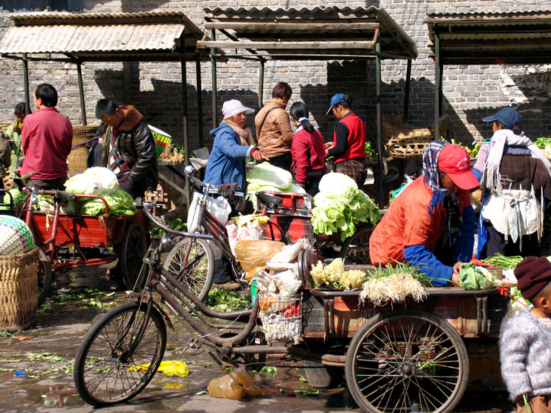De markt in UNESCO stad Lijiang in de provincie Yunnan in China.