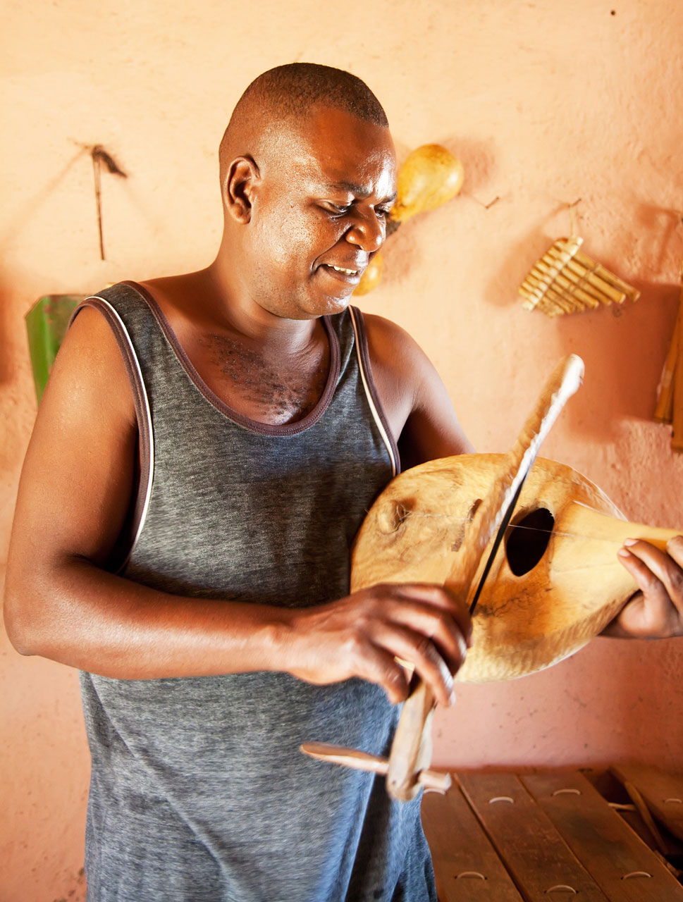 Houtbewerker Thomas Kubayi, een van de deelnemers van de Ribollo Art Route in Limpopo, Zuid-Afrika.