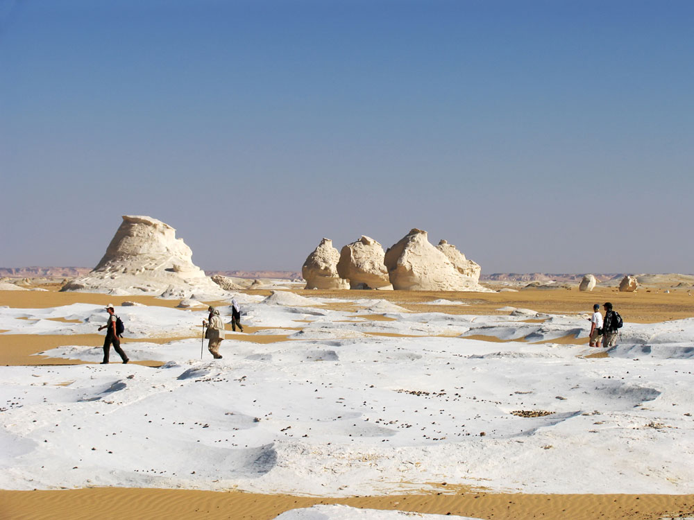 Wandelen in de Sahara woestijn, de Western Desert in Egypte
