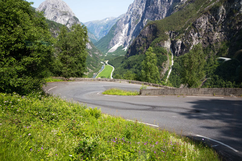 Bustocht door de bergen, met haarscherpe haarspeldbochten, Noorwegen