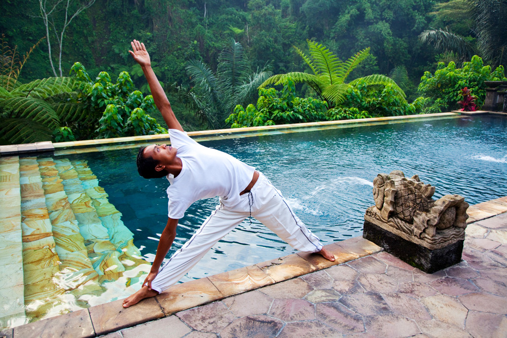 Een yoga les in het luxe Bagus Jati Resort op Bali, Indonesie