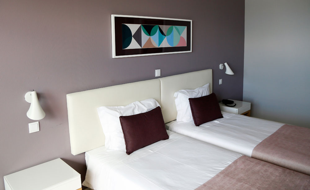 De onlnags gerenoveerde kamers van het Arribas Sintra hotel in Colares, Portugal