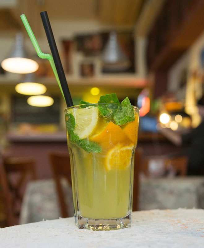 Boedapest, Hongarije, Huisgemaakte limonade in café Castro-bisztro in Boedapest