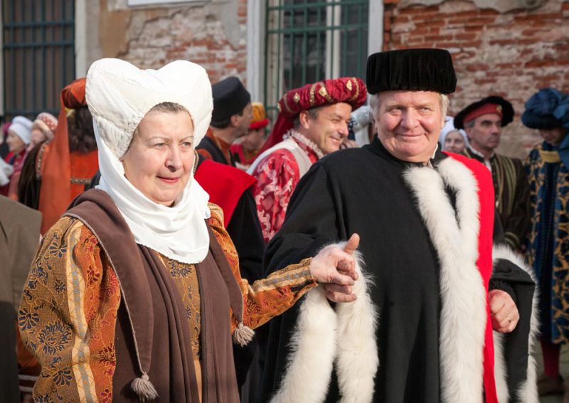 Vrouwen en mannen in historische kostuums, Carnaval in Venetie, Italie