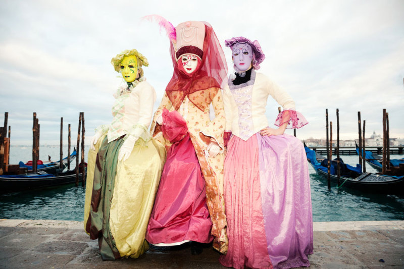 Carnaval in Venetie, Italie, drie vrouwen in kostuum