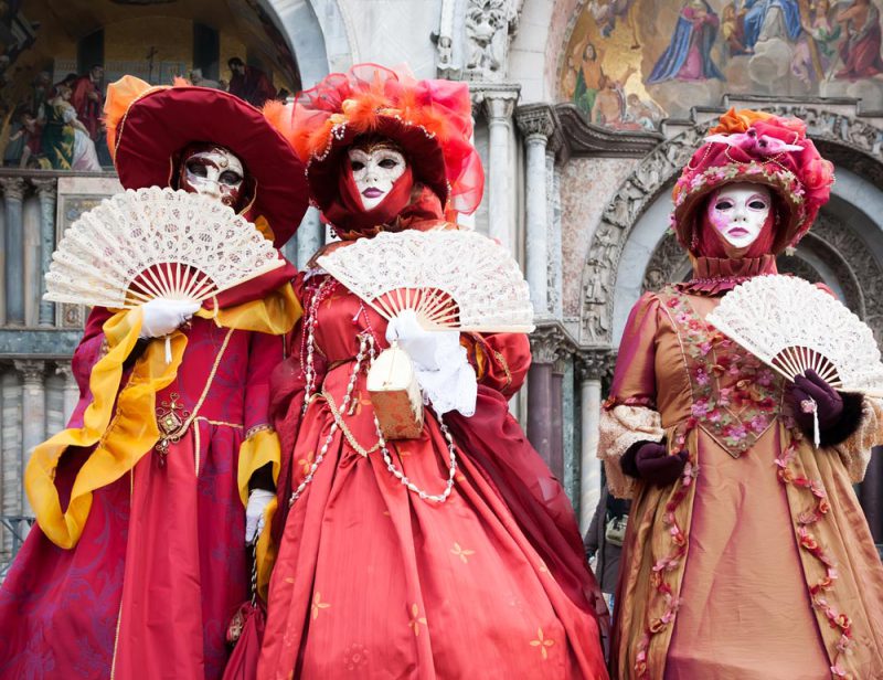 Waanzinnige kostuums met bijpassende Venetiaanse maskers, Carnaval in Venetie, Italie