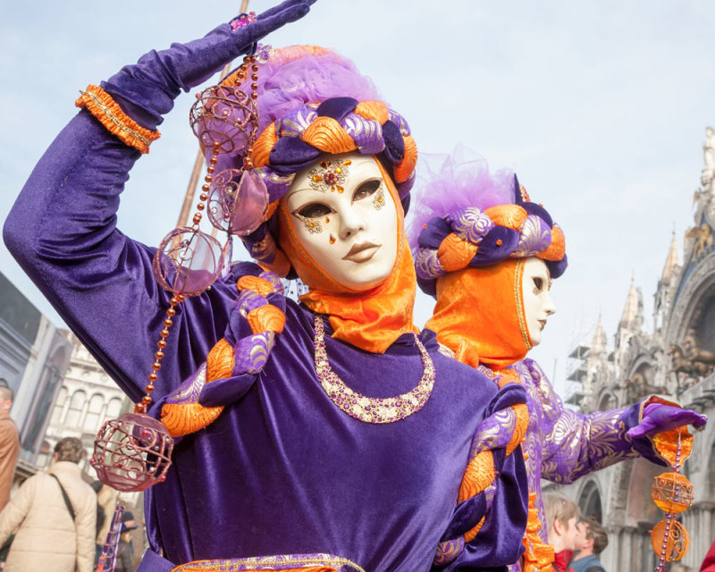 Poseren op het San Marcoplein in Venetie, Carnaval in Venetie, Italie
