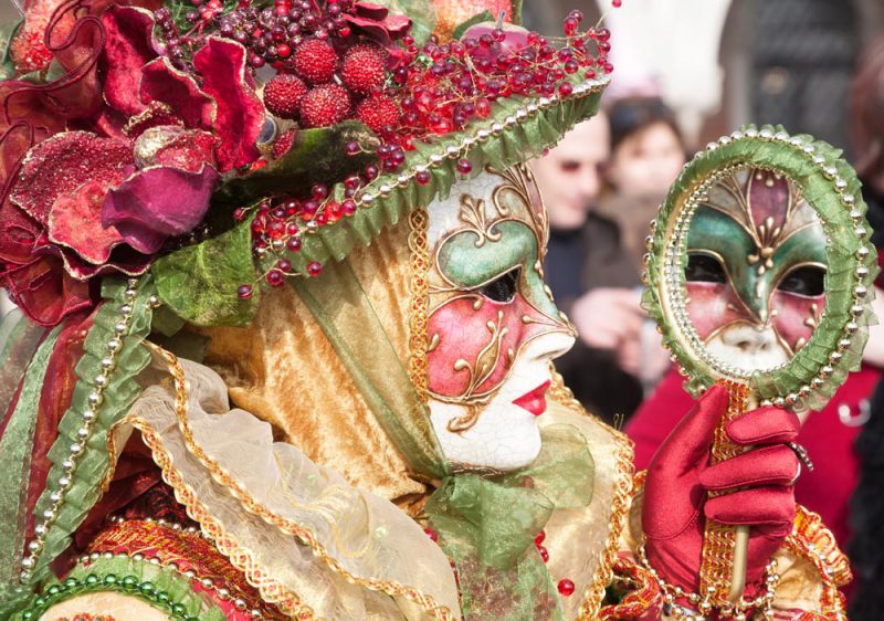 Carnaval in Venetie, Italie, vrouw met spiegel en Venetiaans masker