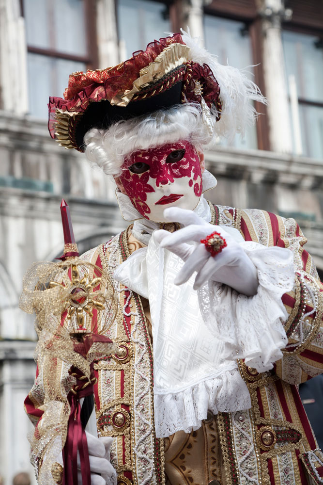 Prachtige venetiaanse maskers tijdens het carnaval in Venetie, Italie