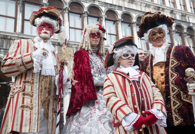 De hele familie viert carnaval in Venetie, Italie