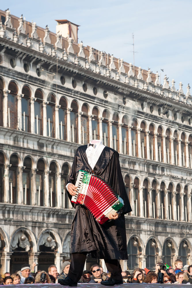 Kostuums op de catwalk, Carnaval in Venetie, Italie