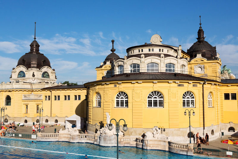 Boedapest, Hongarije,Het warmgele badhuis Szechenyi in Boedapest
