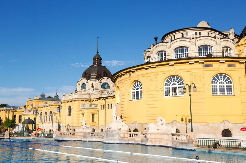 Het warmgele badhuis Szechenyi in Boedapest, Boedapest, Hongarije,