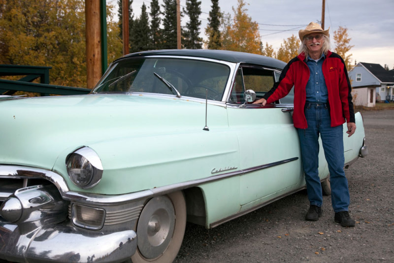 Sid Vandermeer naast zijn prachtige oldtimer - Yukon, Canada, rondreis, camperreis, camper, huren, Canada, 
