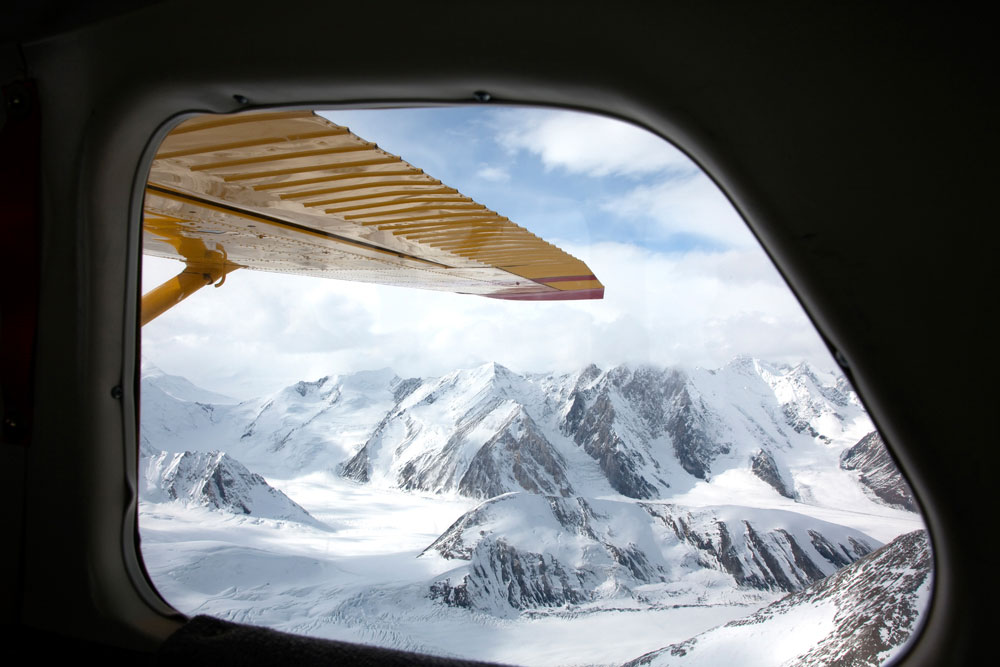 Vliegen over het gletsjergebied van Kluane National Park