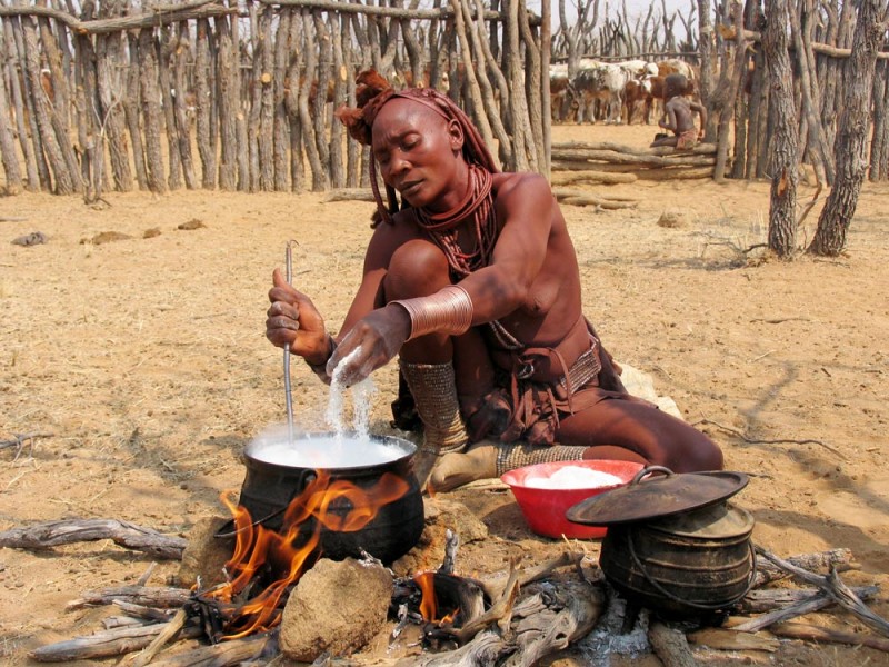 Himba kookt pap, Namibie