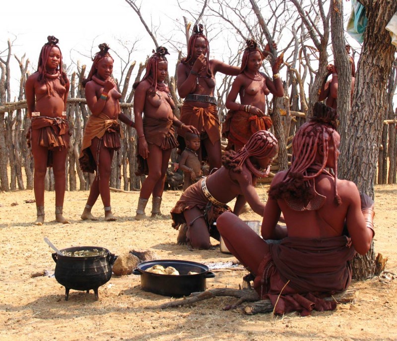 Himba vrouwen in de rij voor het eten, Namibie