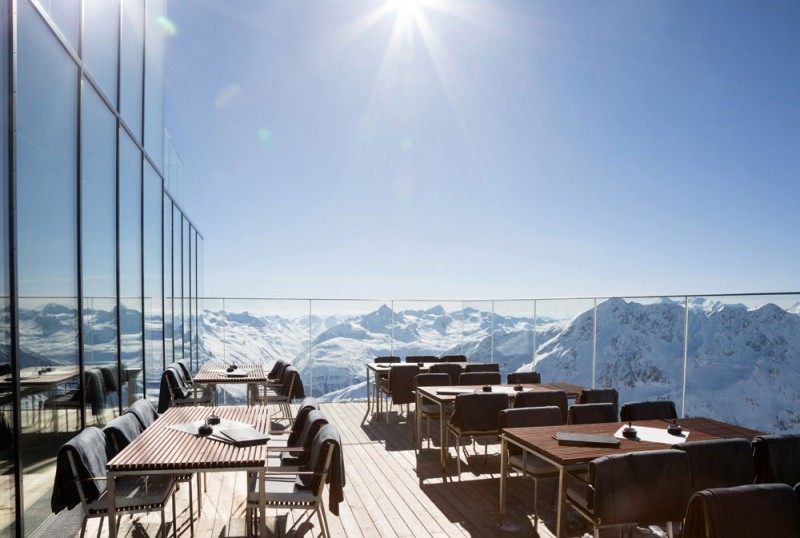 Het terras van het Ice Q restaurant. wintersport Oostenrijk
