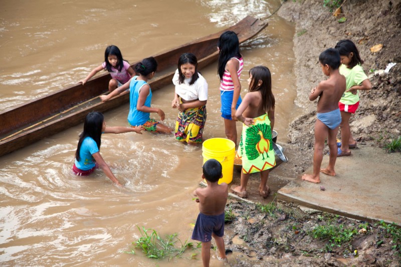 Kinderen spelen in de Rio Mogue, Darien, Panama
