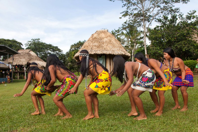 Een traditionele dans in het dorp van de indianen, Panama Embera