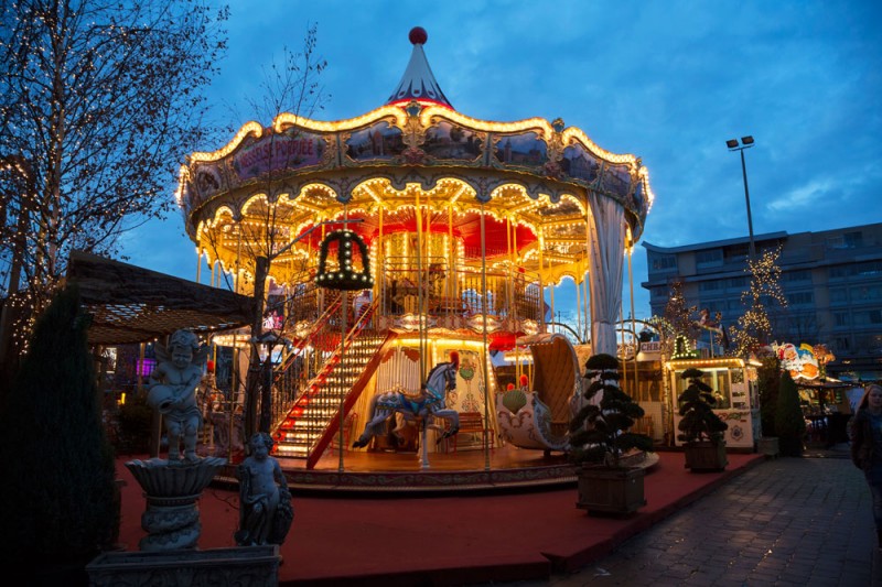 De draaimolen op de kerstmarkt in Hasselt, Belgie