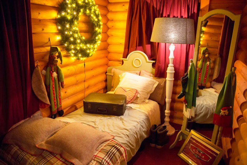 De slaapkamer van de kerstman op de kerstmarkt Winterland in Hasselt, Belgie