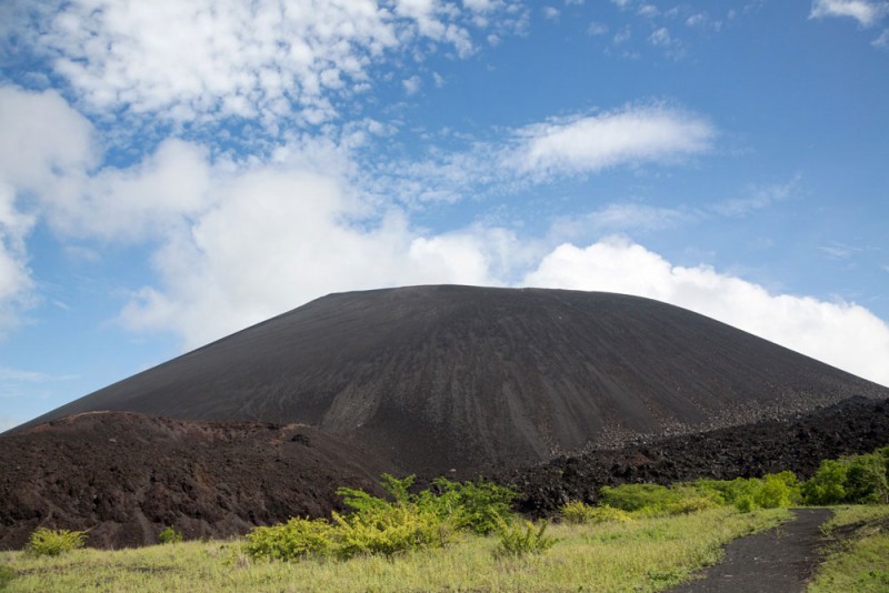 Het diepzwarte lavasteen van de Cerro Negro vulkaan in Nicaragua
