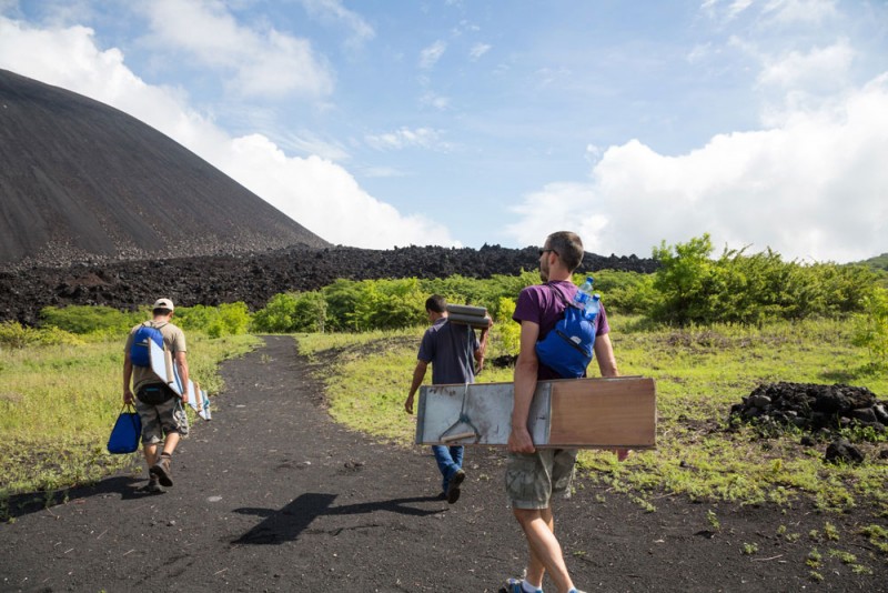 Met het board onder de arm de Cerro Negro vulkaan op, rondreis Nicaragua