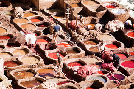 Fez, Marokko: zwaar werk in de leerlooierij