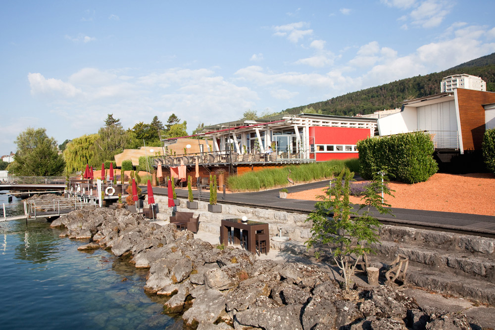 Bij het restaurant van design hotel Palafitte hoort een terras met uitzicht over het Meer van Neuchatel