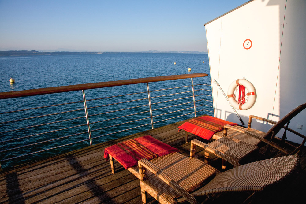 Ieder kamer op palen heeft een prive deck bij hotel Palafitte, Neuchatel, Zwitserland