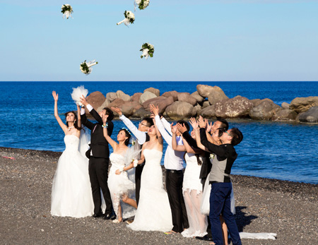 Santorini, Cycladen, Griekenland: trouwen op het strand van Kamari