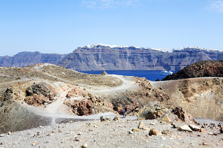 Santorini, Cycladen, Griekenland: wandelen op de vulkaan Neo Kameni