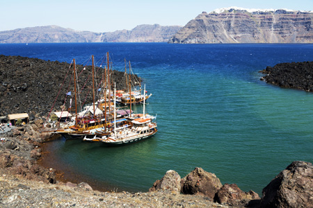 Santorini, Cycladen, Griekenland: de haven van Neo Kameni