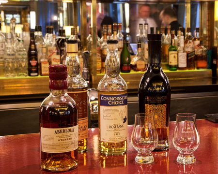 Londen, Engeland: whisky bar St Pancras
