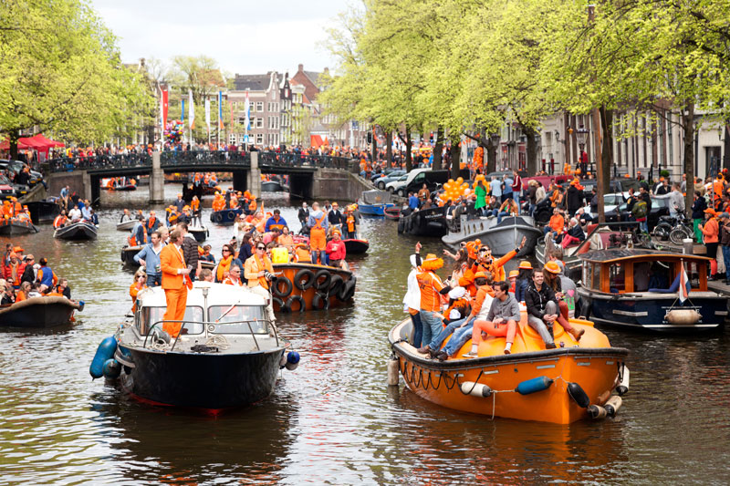 Koningsdag: varen door de grachten van Amsterdam