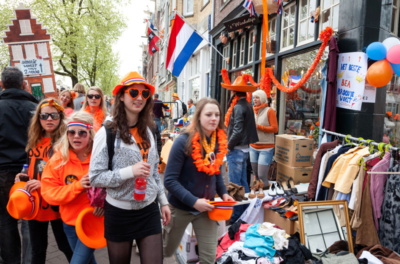 Koopjesjacht op de grachten in Amsterdam tijdens koningsdag. Koningsdag, koninginnedag, vieren, typisch Hollands, Nederland, vieren, feest, festival, Amsterdam, oranje,