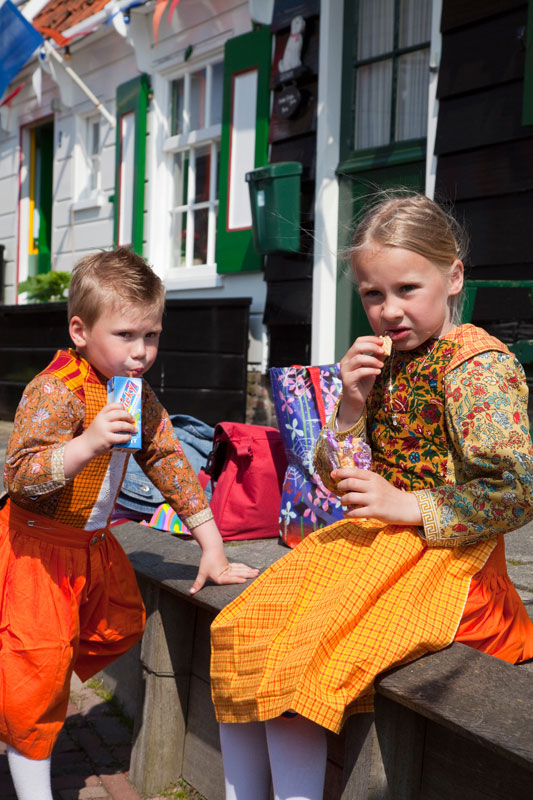 Kinderen vieren Koningsdag in Marken. Koningsdag, koninginnedag, vieren, typisch Hollands, Nederland, vieren, feest, festival, Marken,