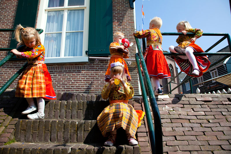 Kinderen van Marken in oranje Koningsdag outfitKoningsdag, koninginnedag, vieren, typisch Hollands, Nederland, vieren, feest, festival, Marken,
