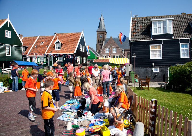 Vrijmarkt in Marken tijdens Koningsdag. Koningsdag, koninginnedag, vieren, typisch Hollands, Nederland, vieren, feest, festival, Marken, 
