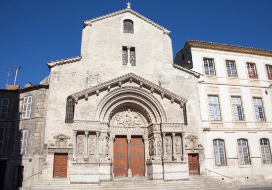 De kathedraal Saint-Trophime van Arles, fietsen in Frankrijk