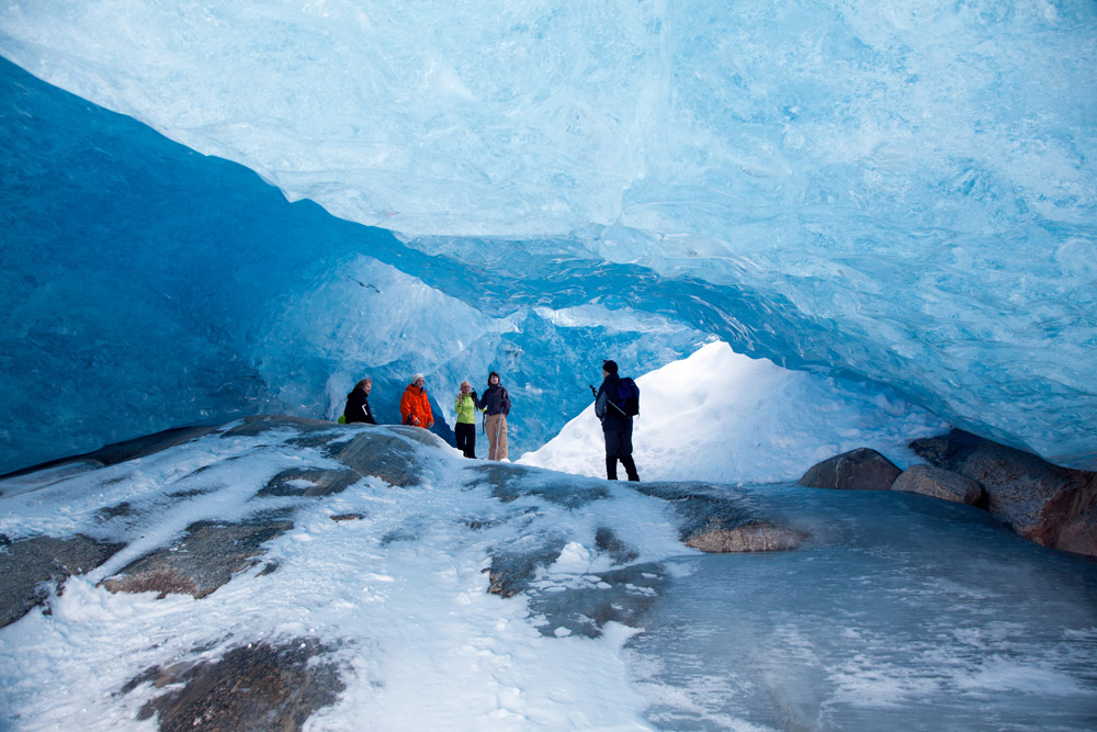 wintersport Noorwegen, de ijsgrot van binnen. IJsgrot in de Nigardsbreen in Noorwegen
