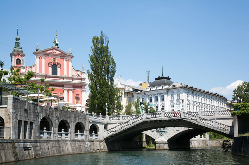 Toertje met een rondvaartboot over de rivier in Ljubljana, Slovenie