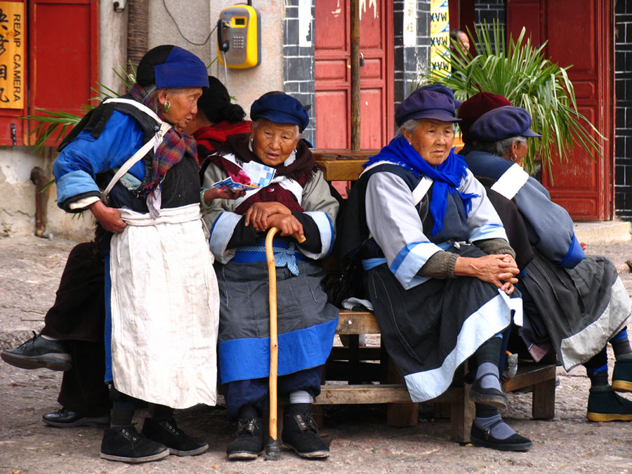 Naxi vrouwen (en ekele mannen) dansen dagelijks op het centrale plein van Lijiang (Yunnan, China).