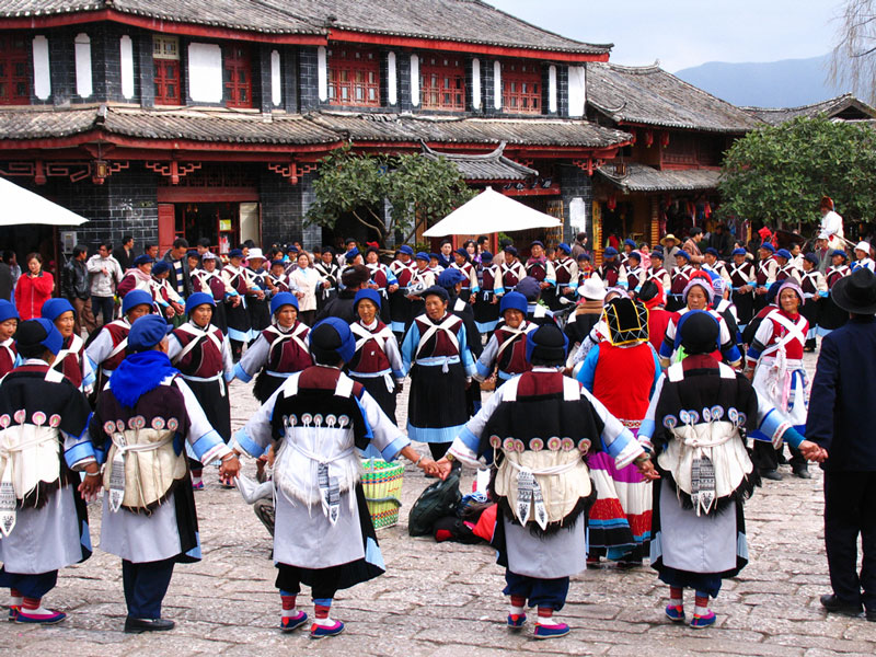 Naxi vrouwen (en ekele mannen) dansen dagelijks op het centrale plein van Lijiang (Yunnan, China).