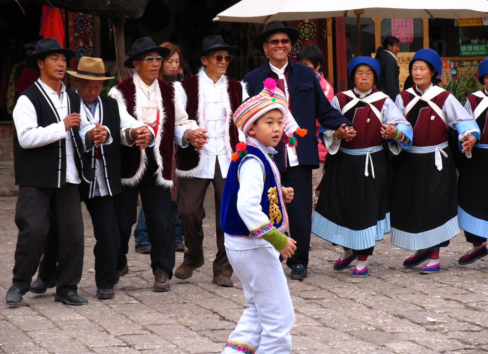 Naxi vrouwen (en enkele mannen) dansen dagelijks op het centrale plein van Lijiang (Yunnan, China).