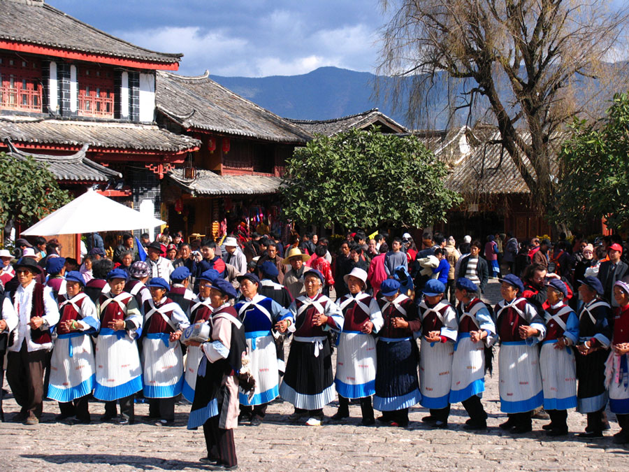 Dansen in Lijiang en op bezoek bij Dr. Ho